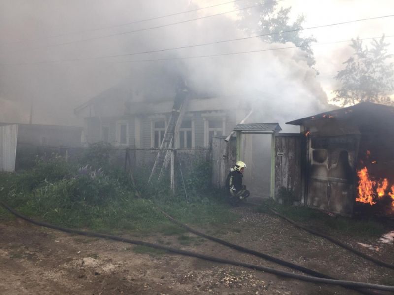 Пожар на 15-й Линии: горели гараж с домом и автомобиль Пожар на 15-й Линии: горели гараж с домом и автомобиль