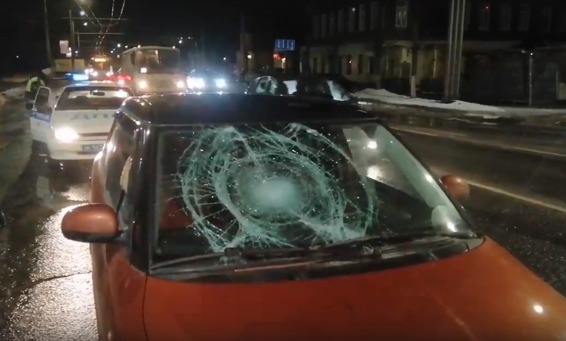 На площади Победы сбили девушку, видео с места аварии На площади Победы сбили девушку, видео с места аварии