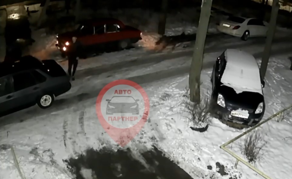 В Иванове на видео попали автоворы на ВАЗ-21099 В Иванове на видео попали автоворы на ВАЗ-21099