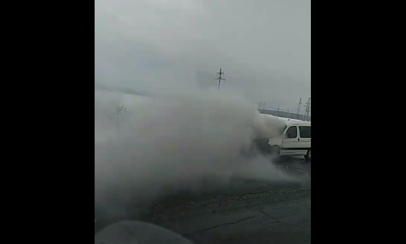 Авария на трассе Приволжск — Иваново: на ходу загорелась машина на видео Авария на трассе Приволжск — Иваново: на ходу загорелась машина