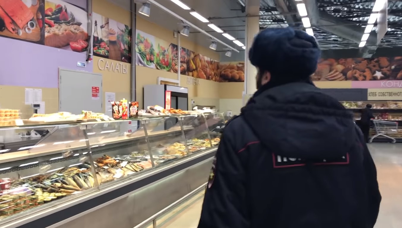 В Кохме в «Высшей лиге» на видео выявили еду с нарушением правил хранения В Кохме в «Высшей лиге» на видео выявили еду с нарушением правил хранения