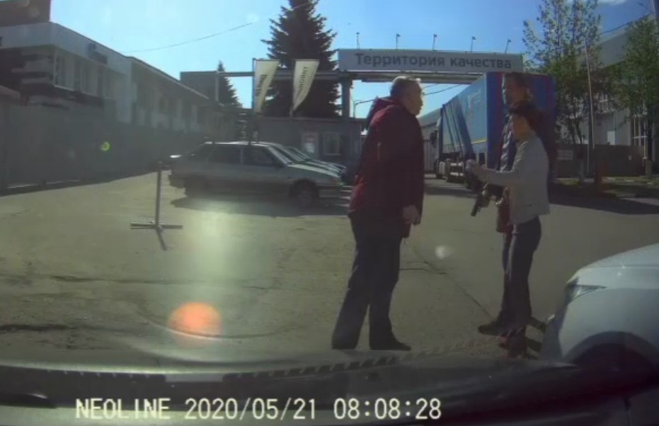 В Иванове на видео неадекват выстрелил в пенсионера в дорожном конфликте В Иванове на видео неадекват выстрелил в сторону пенсионера в дорожном конфликте