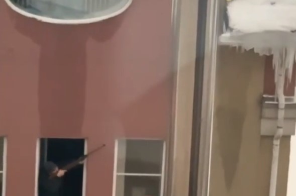 Сезон отстрела сосулек открыт: на видео сняли эффектный метод снятия наледи Сезон отстрела сосулек открыт: на видео сняли эффектный метод снятия наледи