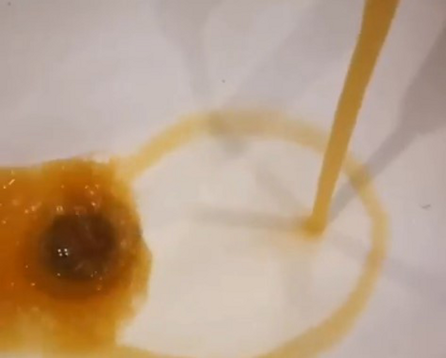 Грязная вода в Московском микрорайоне на видео: запасайтесь на неделю Грязная вода в Московском микрорайоне на видео: запасайтесь на неделю