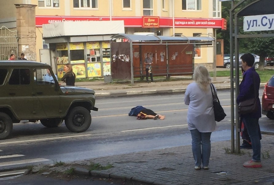 Авария на Суворова: в ДТП военный УАЗ сбил человека Авария на Суворова: в ДТП военный УАЗ сбил человека