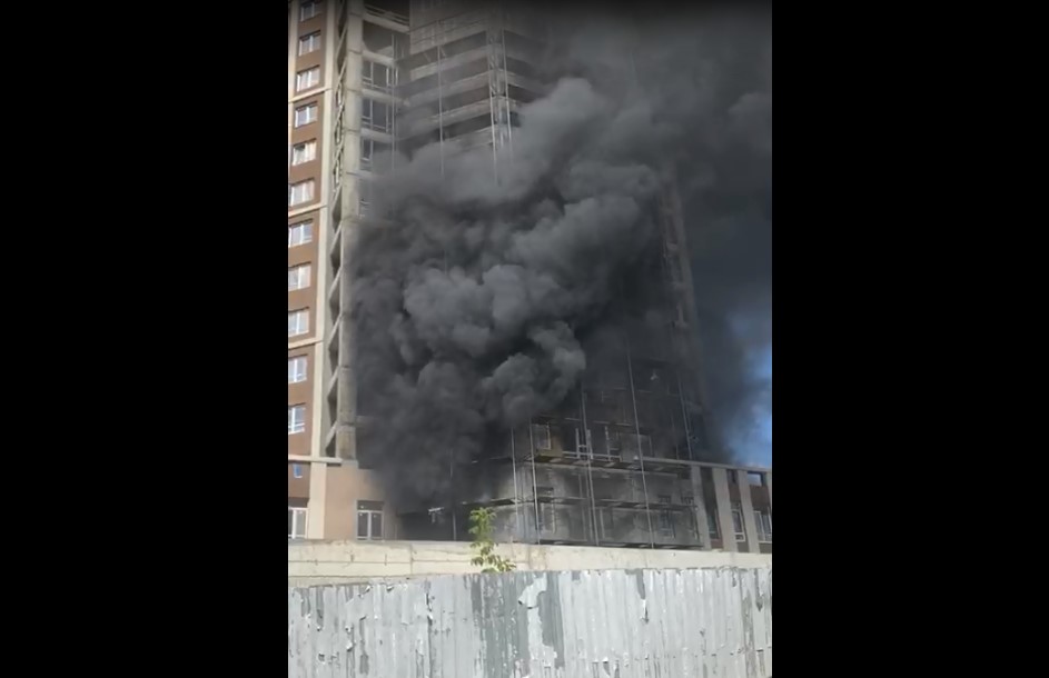 Пожар на Пушкина: опубликовано видео с горящими лесами ЖК «Театральный» Пожар на Пушкина: опубликовано видео с горящими лесами ЖК «Театральный»
