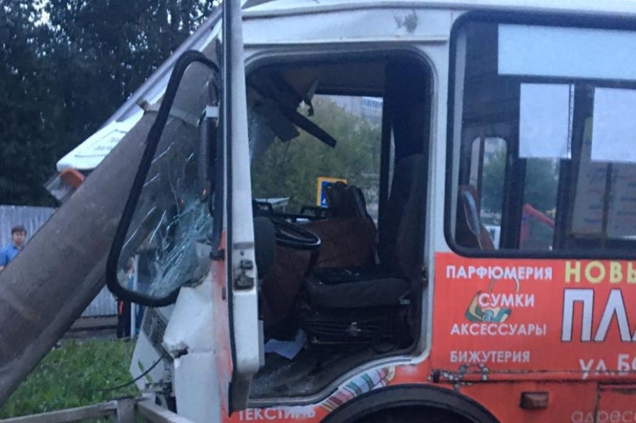 В ДТП автобуса на Богдана Хмельницкого есть пострадавший В ДТП автобуса на Богдана Хмельницкого есть пострадавший