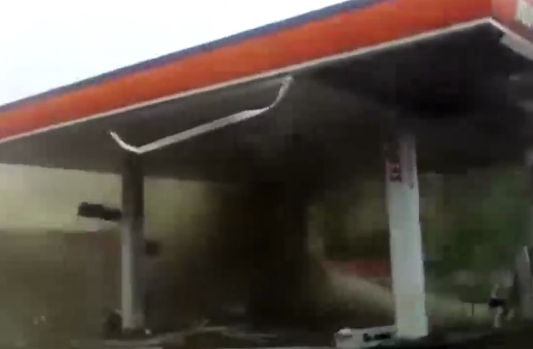 Ураган в Индии на видео унес жизни минимум трех человек Ураган в Индии на видео унес жизни минимум трех человек