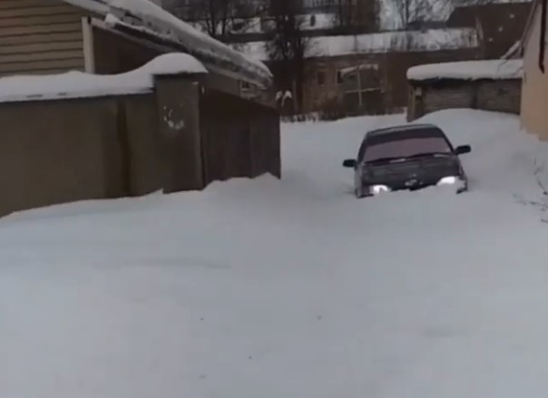 Застрял во дворе в центре: парень записал на видео жесткую критику мэрии Застрял во дворе в центре: парень записал на видео жесткую критику мэрии