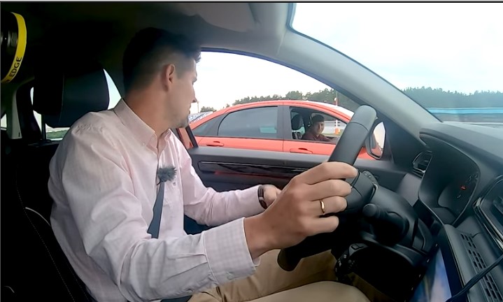 Vesta Sport на видео на корпус объехала Renault Arkana Vesta Sport на видео на корпус объехала Renault Arkana