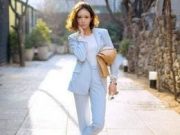 С чем носить брючные женские костюмы?