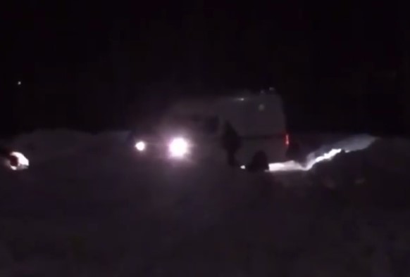 Машина «скорой помощи» на видео застряла в Рождественском микрорайоне Машина «скорой помощи» на видео застряла в Рождественском микрорайоне