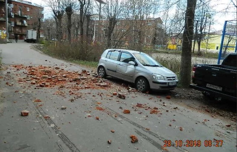 Жилой памятник невиновен: МВД не видит халатности в падающих кирпичах Жилой памятник невиновен: МВД не видит халатности в падающих кирпичах
