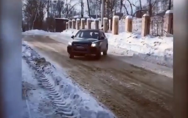 В Наволоках на видео сняли неожиданный занос кроссовера на снегу В Наволоках на видео сняли неожиданный занос кроссовера на снегу