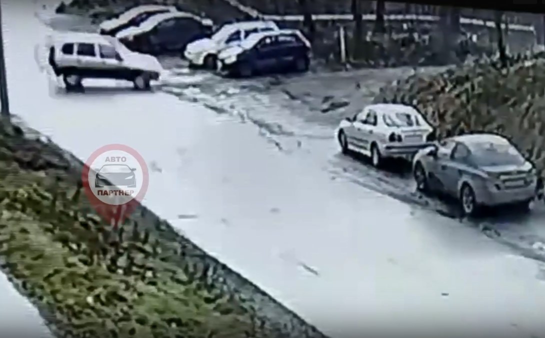 В Кохме на видео водитель Нивы устроил аварию на видео и сбежал В Кохме на видео водитель Нивы устроил аварию на видео и сбежал