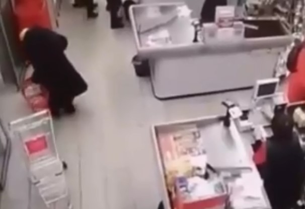 Следователи просят полицейских отдать дело бабушки из «Магнита» Сбитая клиентом «Магнита» пенсионерка умерла