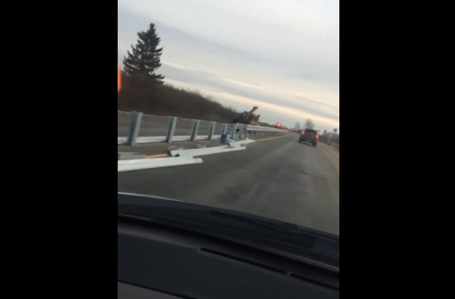 ДТП у Малинок: пять машин разбились о новый отбойник ДТП у Малинок: пять машин разбились о новый отбойник