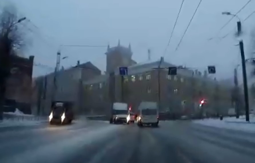 Авария с маршруткой на площади Пушкина попала на видео Авария с маршруткой на площади Пушкина попала на видео