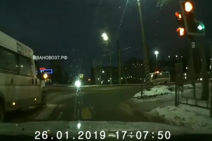 Очередной нарушитель за рулем маршрутки попал на видео Очередной нарушитель за рулем маршрутки попал на видео