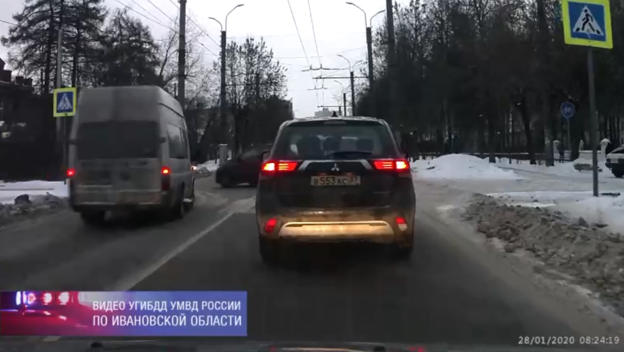 Видео аварии на Ермака: маршрутка обгоняла по встречной через переход Видео аварии на Ермака: маршрутка обгоняла по встречной через переход