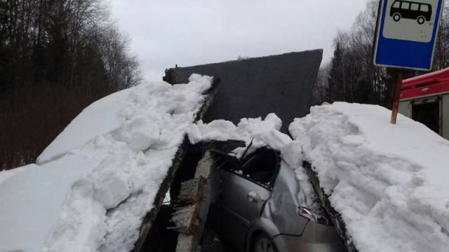 Авария на трассе Родники-Иваново с пострадавшим: машина врезалась в остановку Авария на трассе Родники-Иваново с пострадавшим: машина врезалась в остановку