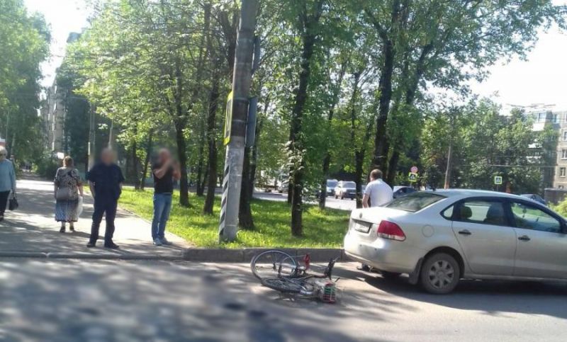 На проспекте Текстильщиков велосипедист налетел на «Фольксваген» На проспекте Текстильщиков велосипедист налетел на «Фольксваген»