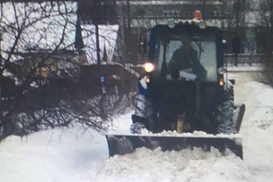 Уборка снега во дворах: жильцы домов возмущены припаркованными машинами Уборка снега во дворах: жильцы домов возмущены припаркованными машинами