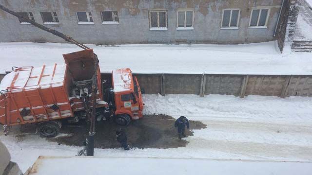 ДТП с мусоровозом в Кинешме: поврежден участок теплотрассы ДТП с мусоровозом в Кинешме: поврежден участок теплотрассы