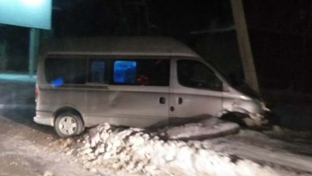 Микроавтобус на улице Люлина врезался в столб Микроавтобус на улице Люлина врезался в столб