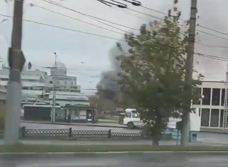 Пожар на Зверева недалеко от площади Пушкина: на видео горит кровля перчаточного цеха Пожар на Зверева недалеко от площади Пушкина: на видео горит кровля перчаточного цеха