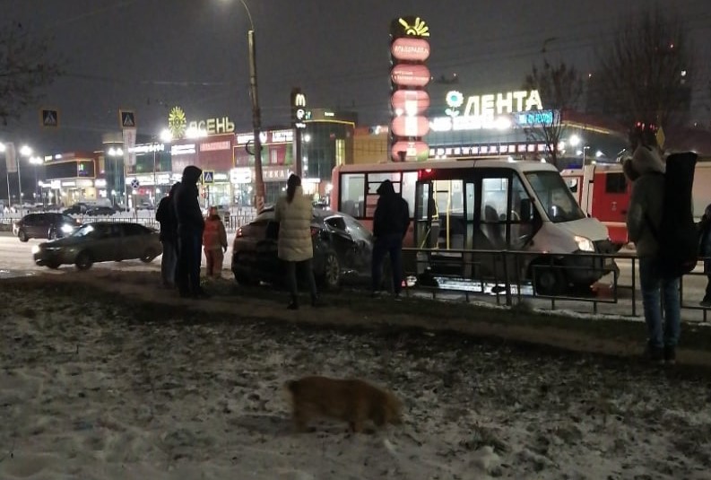 Очевидцы опубликовали фото ДТП у ТРЦ «Ясень» с маршруткой Очевидцы опубликовали фото ДТП у ТРЦ «Ясень» с маршруткой