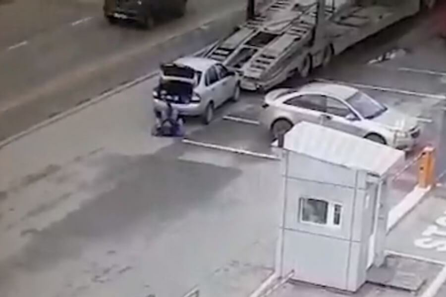 Меня фура убила: тягач едва не раздавил мужчину его же машиной на видео из Иваново