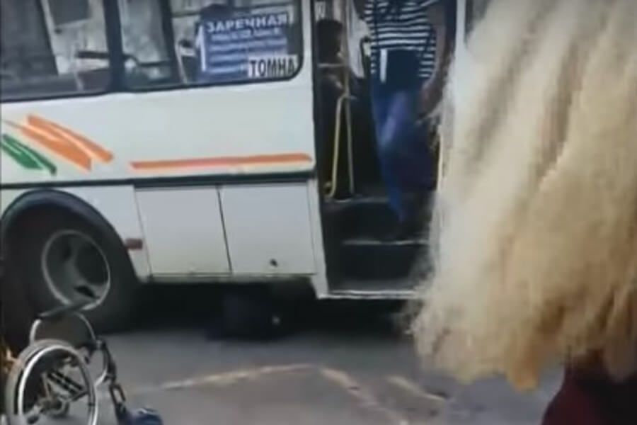 В Кинешме инвалид-колясочник упал под автобус, чтобы его довезли домой В Кинешме инвалид-колясочник упал под автобус, чтобы его довезли домой