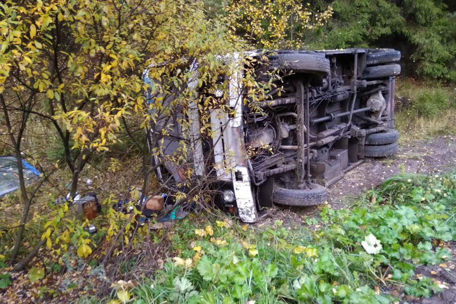 На трассе Родники — Иваново перевернулся автобус с людьми