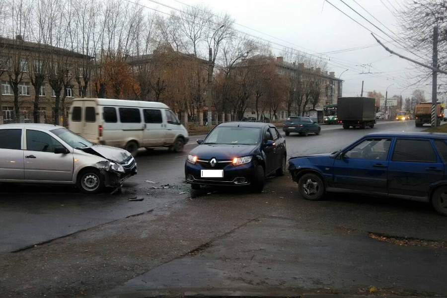 Массовое ДТП на проспекте Строителей в Иванове спровоцировал водитель Renault Массовое ДТП на проспекте Строителей в Иванове спровоцировал водитель Renault