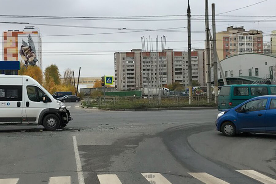 В Иваново маршрутка столкнулась c иномаркой, трое пассажиров пострадали В Иваново маршрутка столкнулась в иномаркой, трое пассажиров пострадали