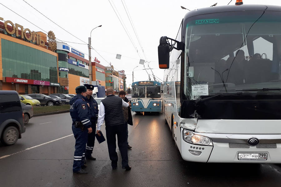 На Лежневской в городе Иваново автобус врезался в ГАЗель На Лежневской в городе Иваново автобус врезался в ГАЗель