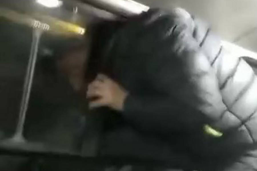 В Кохме на видео парни через окно сбегали из автобуса в руки полицейских В Кохме на видео парни через окно сбегали из автобуса в руки полицейских