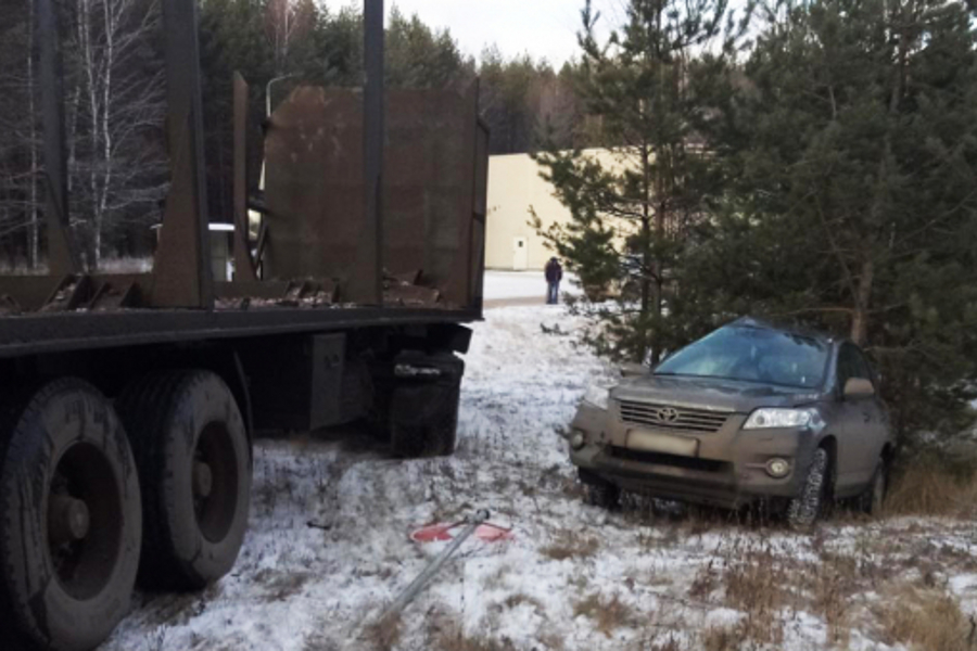 КамАЗ сбил стоящую Toyota на дороге Ковров-Шуя-Кинешма КамАЗ сбил стоящую Toyota на дороге Ковров-Шуя-Кинешма