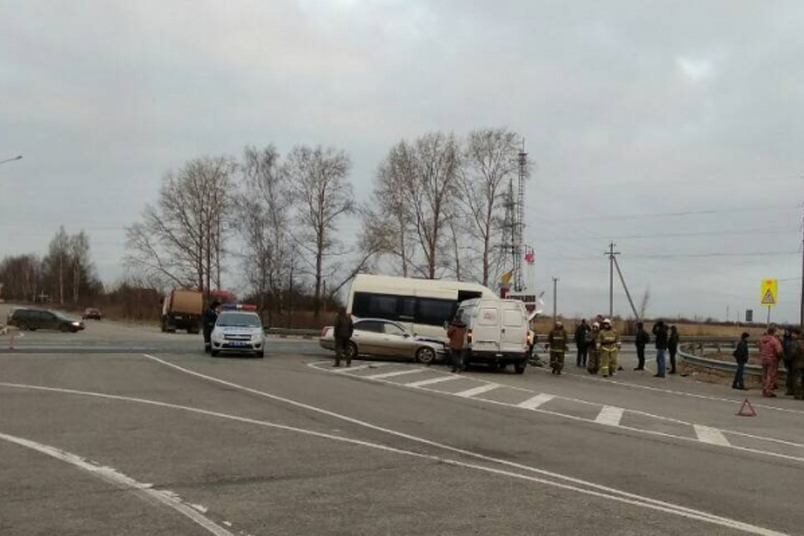 Микроавтобус с людьми спровоцировал ДТП под Фурмановом на трассе Микроавтобус с людьми спровоцировал ДТП под Фурмановом на трассе