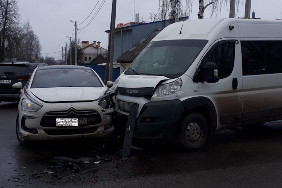 ДТП с маршруткой на Революционной: в Иванове пострадала 12-летняя девочка ДТП с маршруткой на Революционной: в Иванове пострадала 12-летняя девочка