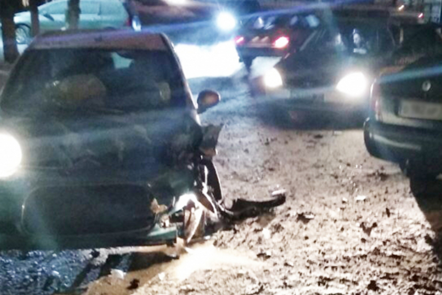 Пьяная автоледи с ребенком в машине устроила ДТП в Кохме на Почтовой Пьяная автоледи с ребенком в машине устроила ДТП в Кохме на Почтовой