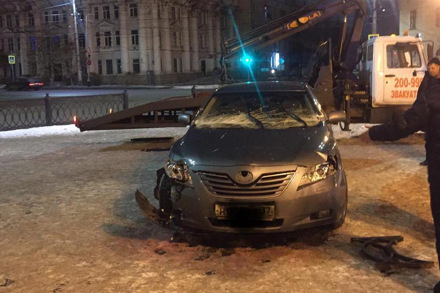 Кто сломал забор на новой площади Ленина: водитель вылетел с дороги Кто сломал забор на новой площади Ленина: водитель вылетел с дороги