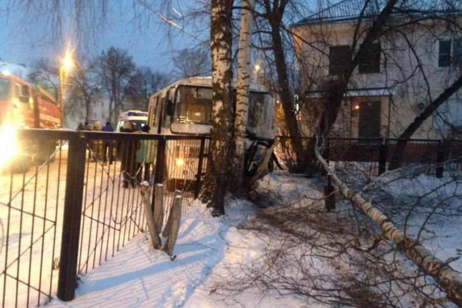 В ДТП с автобусом в Вичуге пострадали 16 человек В ДТП с автобусом в Вичуге пострадали 16 человек