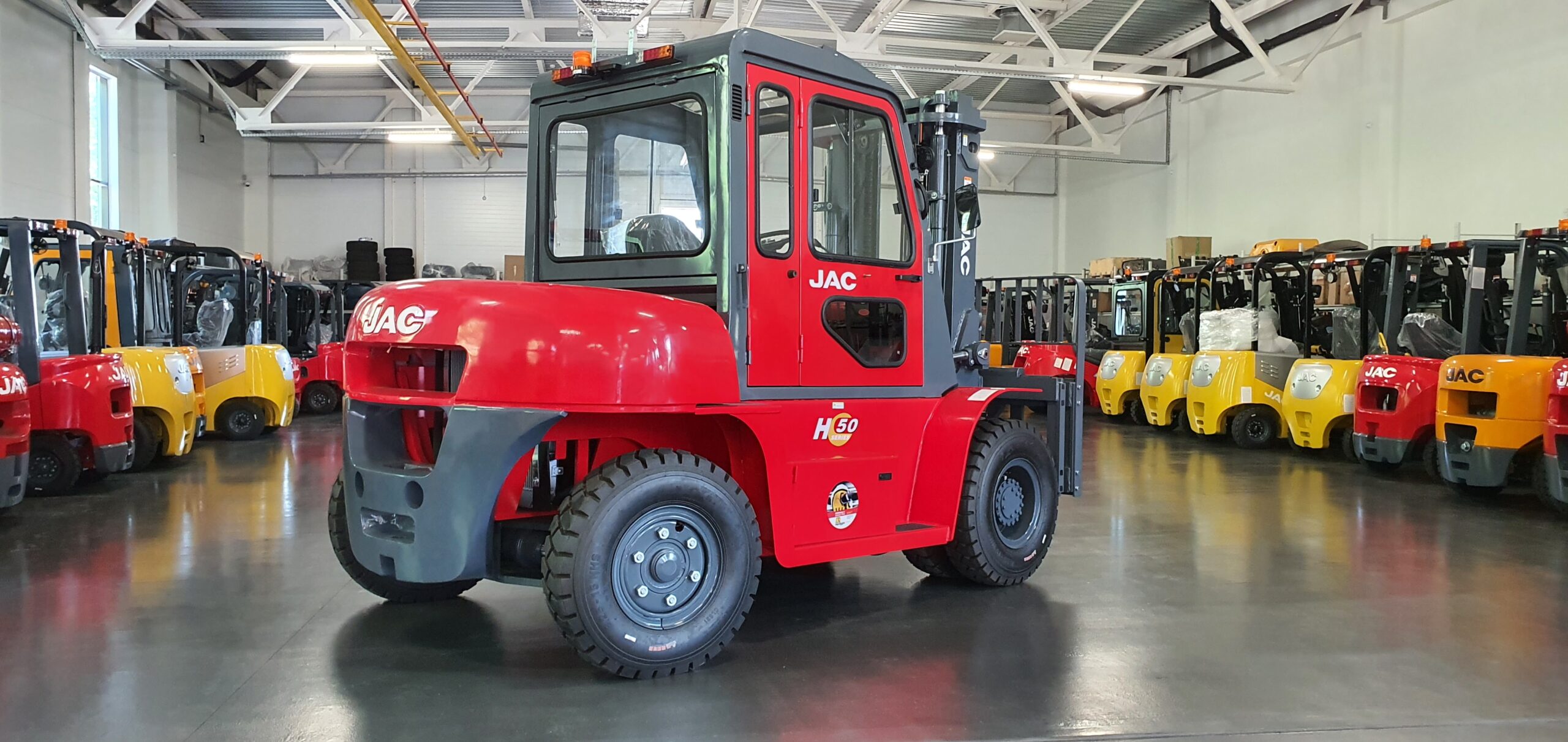 Вилочные погрузчики JAC 5 тонн: особенности и преимущества
