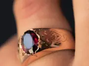 Кольцо с гранатом — отличный подарок для дамы сердца