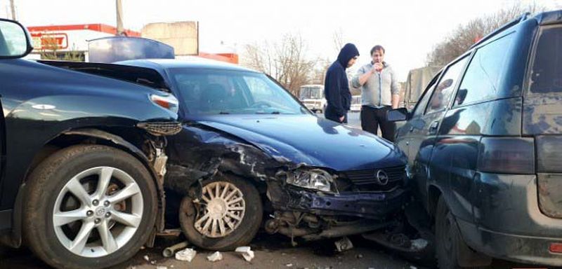 Тройная авария произошла в Кинешме рядом с гипермаркетом «Магнит» Тройная авария произошла в Кинешме рядом с гипермаркетом «Магнит»