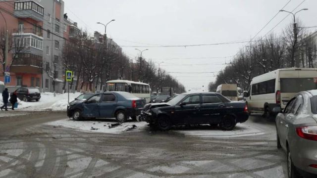 Авария на перекрестке проспекта Ленина и улицы Батурина: трое пострадавших Авария на перекрестке проспекта Ленина и улицы Батурина: трое пострадавших
