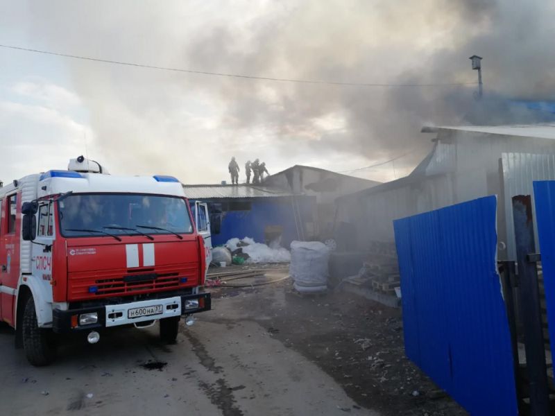 На 11-м Проезде сгорела продукция в двух ангарах На 11-м Проезде сгорела продукция в двух ангарах
