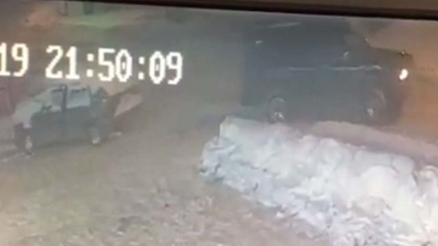 На Кохомском шоссе неизвестные на видео зацепили машину тросом и украли На Кохомском шоссе неизвестные на видео зацепили машину тросом и украли